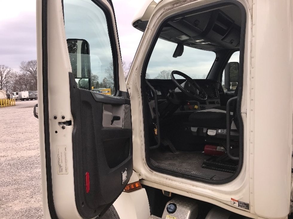 Day Cab Tractor-Heavy Duty Tractors-Freightliner-2019-T12642ST-Morristown-TN-205,253\n\t\tmiles-$ 46,250 - Image 9