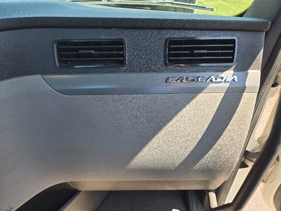 Day Cab Tractor-Heavy Duty Tractors-Freightliner-2019-T12642ST-Mount Pleasant-PA-653,006\n\t\tmiles-$ 22,500 - Image 13