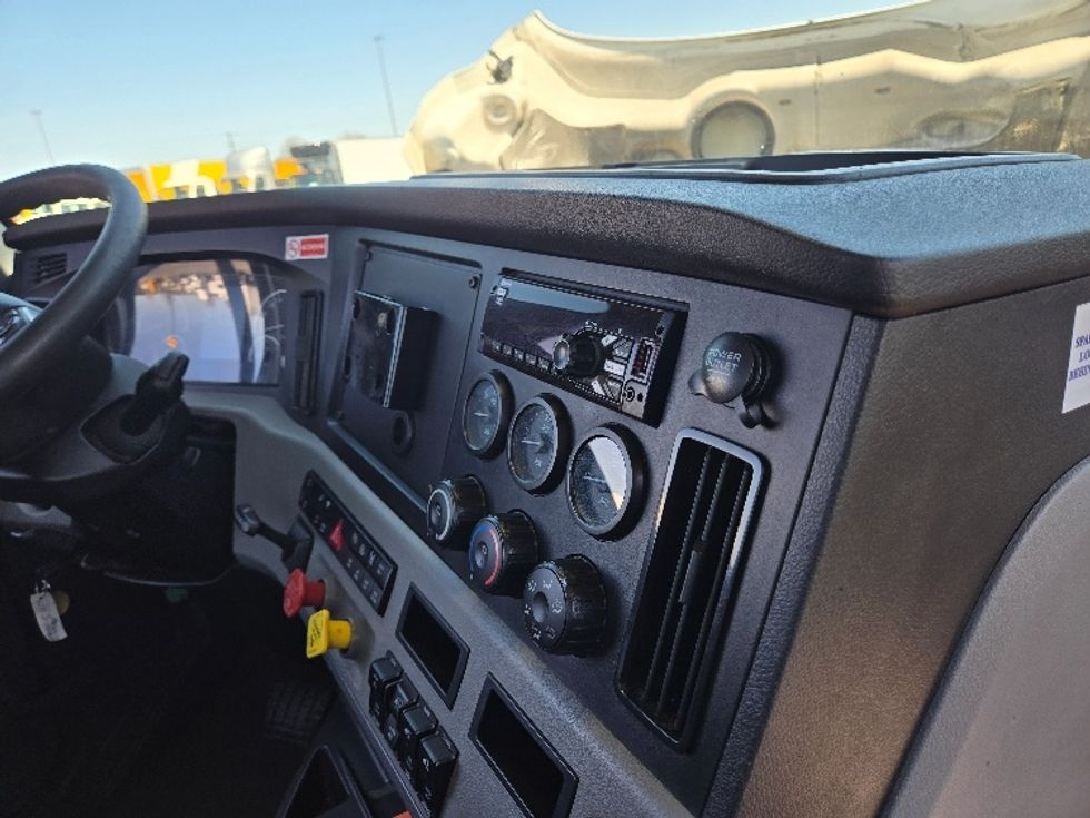 Day Cab Tractor-Heavy Duty Tractors-Freightliner-2019-T12642ST-Mount Pleasant-PA-653,006\n\t\tmiles-$ 22,500 - Image 14