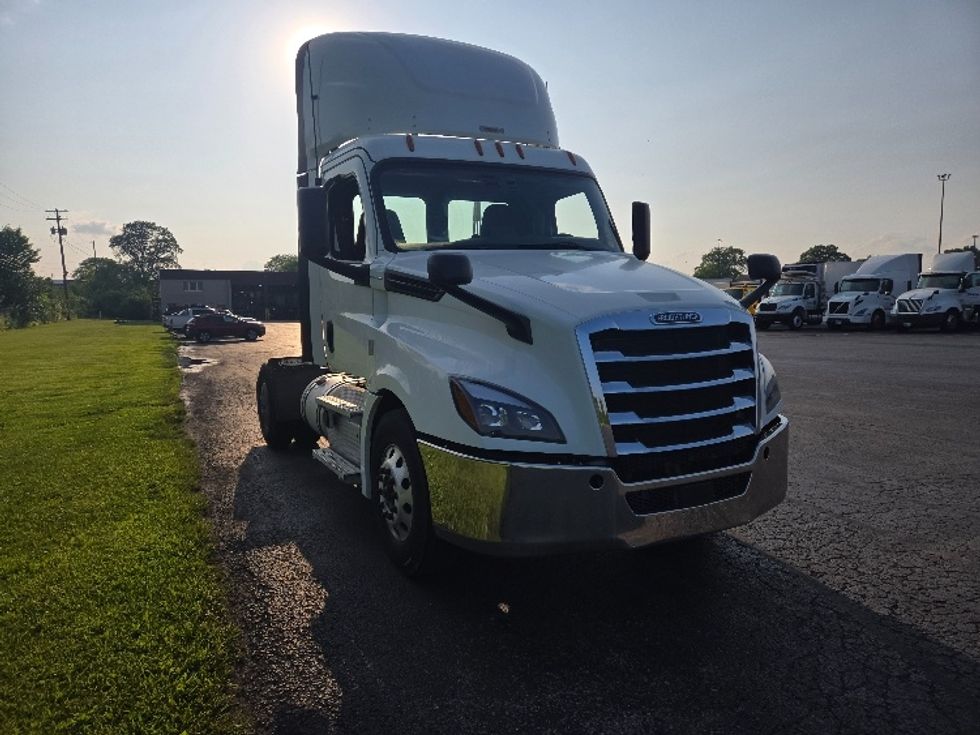 Day Cab Tractor-Heavy Duty Tractors-Freightliner-2019-T12642ST-Mount Pleasant-PA-726,930\n\t\tmiles-$ 22,500 - Image 1