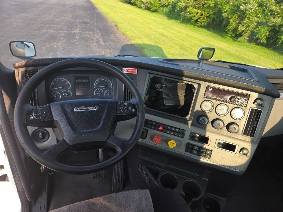 Day Cab Tractor-Heavy Duty Tractors-Freightliner-2019-T12642ST-Mount Pleasant-PA-726,930\n\t\tmiles-$ 22,500 - Image 11