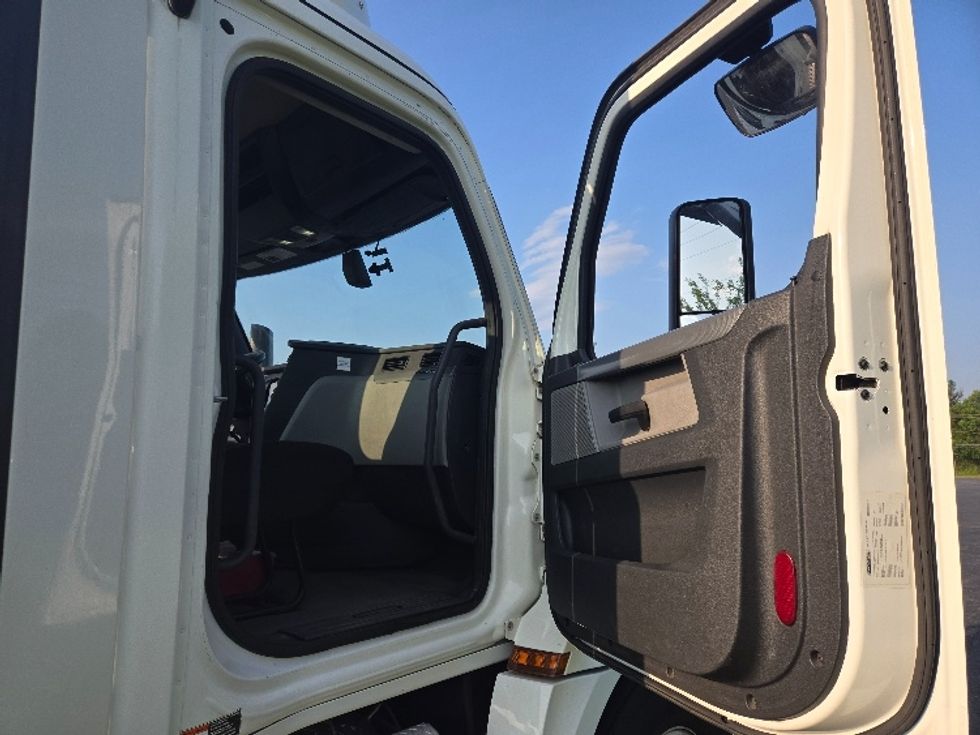 Day Cab Tractor-Heavy Duty Tractors-Freightliner-2019-T12642ST-Mount Pleasant-PA-726,930\n\t\tmiles-$ 22,500 - Image 12