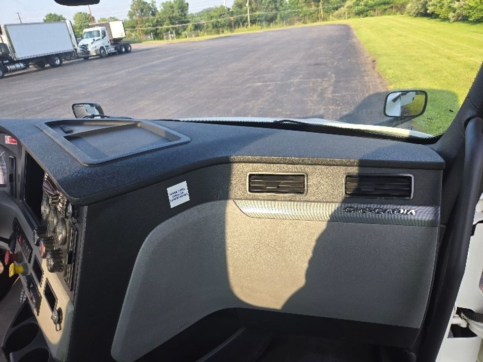 Day Cab Tractor-Heavy Duty Tractors-Freightliner-2019-T12642ST-Mount Pleasant-PA-726,930\n\t\tmiles-$ 22,500 - Image 13