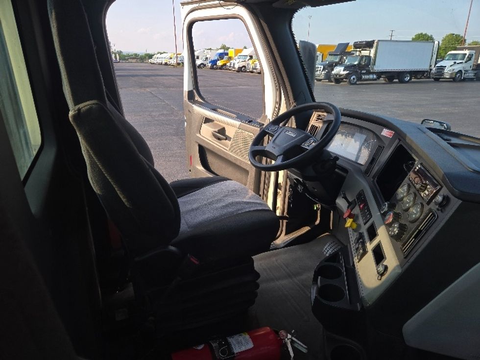 Day Cab Tractor-Heavy Duty Tractors-Freightliner-2019-T12642ST-Mount Pleasant-PA-726,930\n\t\tmiles-$ 22,500 - Image 14