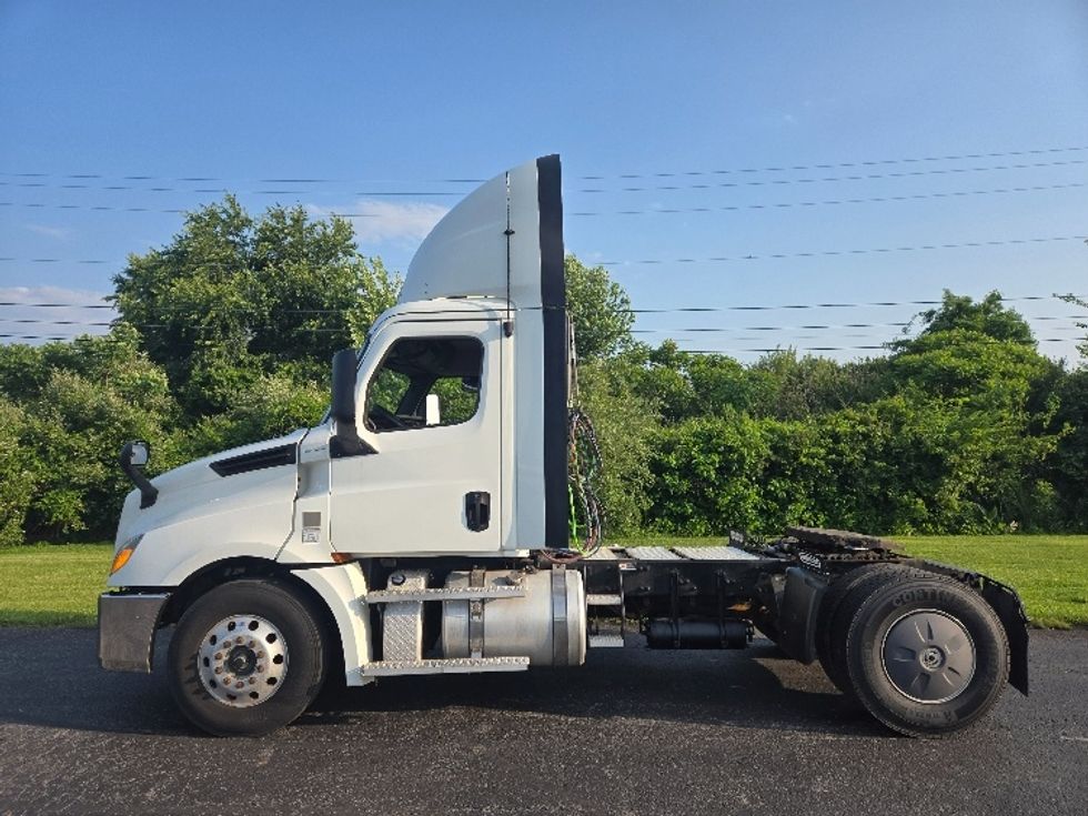 Day Cab Tractor-Heavy Duty Tractors-Freightliner-2019-T12642ST-Mount Pleasant-PA-726,930\n\t\tmiles-$ 22,500 - Image 4