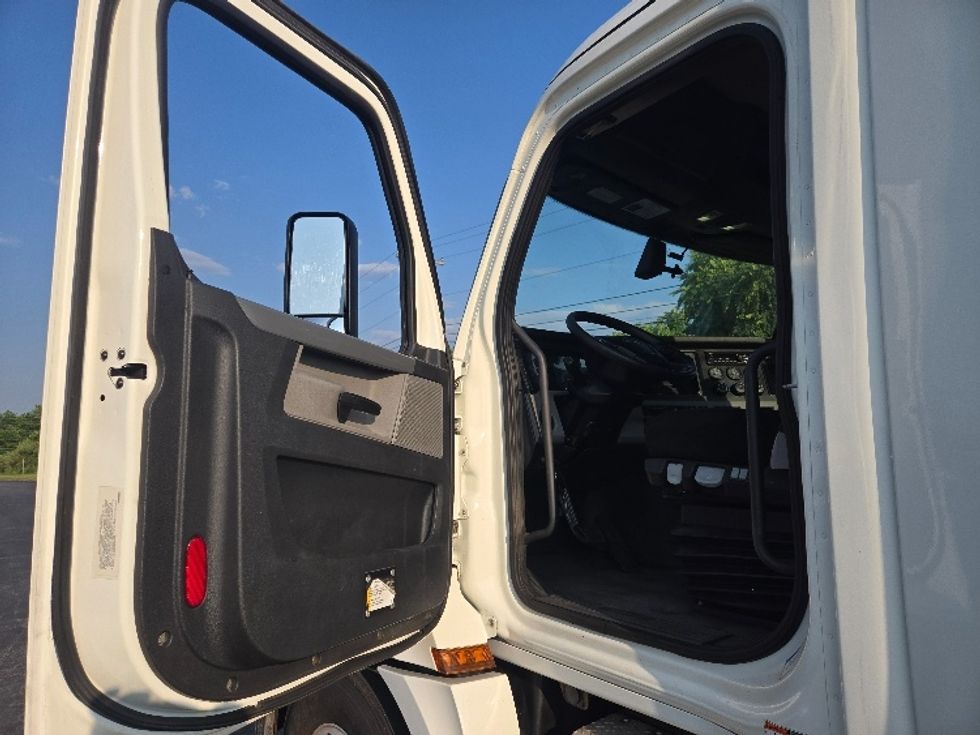 Day Cab Tractor-Heavy Duty Tractors-Freightliner-2019-T12642ST-Mount Pleasant-PA-726,930\n\t\tmiles-$ 22,500 - Image 9