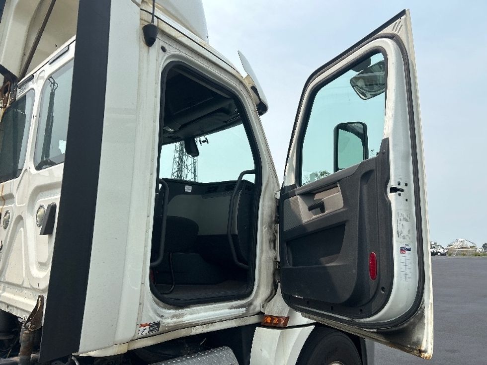 Day Cab Tractor-Heavy Duty Tractors-Freightliner-2019-T12642ST-North Bergen-NJ-478,449\n\t\tmiles-$ 29,250 - Image 12