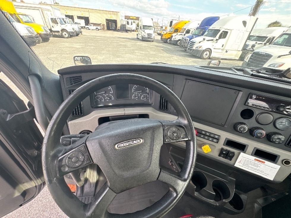Day Cab Tractor-Heavy Duty Tractors-Freightliner-2019-T12642ST-Ocala-FL-106,105\n\t\tmiles-$ 43,750 - Image 11