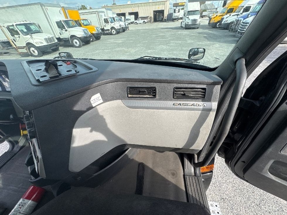 Day Cab Tractor-Heavy Duty Tractors-Freightliner-2019-T12642ST-Ocala-FL-106,105\n\t\tmiles-$ 43,750 - Image 13