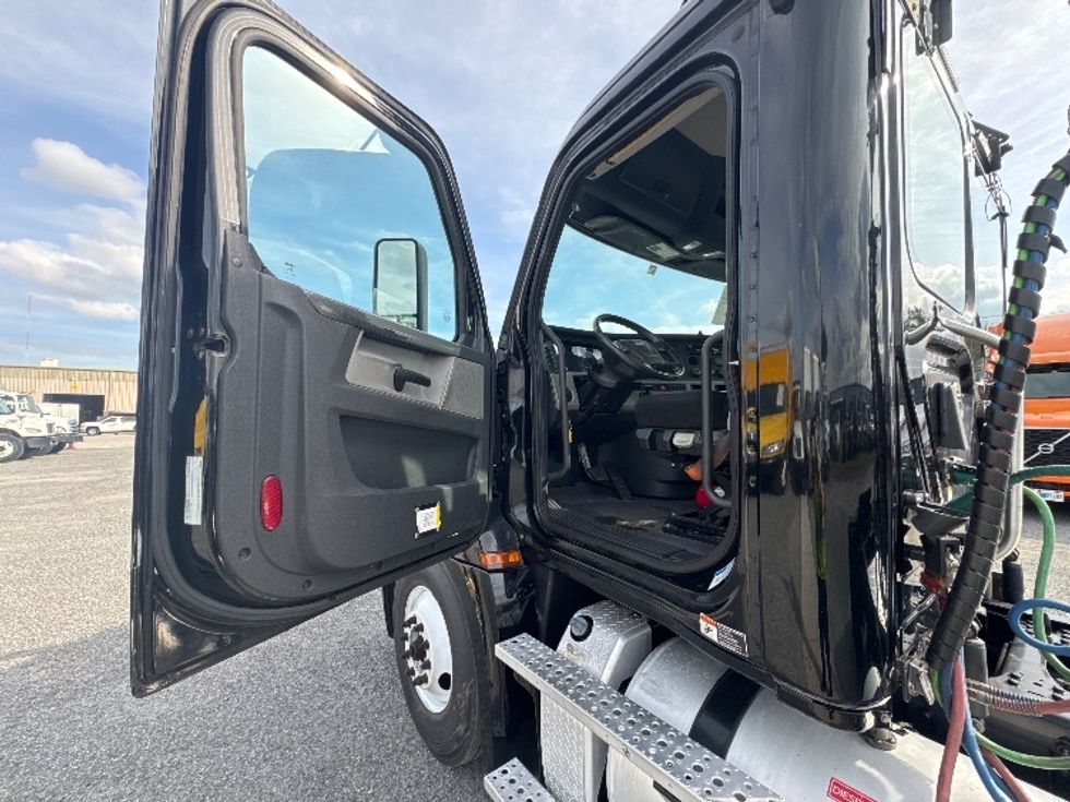 Day Cab Tractor-Heavy Duty Tractors-Freightliner-2019-T12642ST-Ocala-FL-106,105\n\t\tmiles-$ 43,750 - Image 9