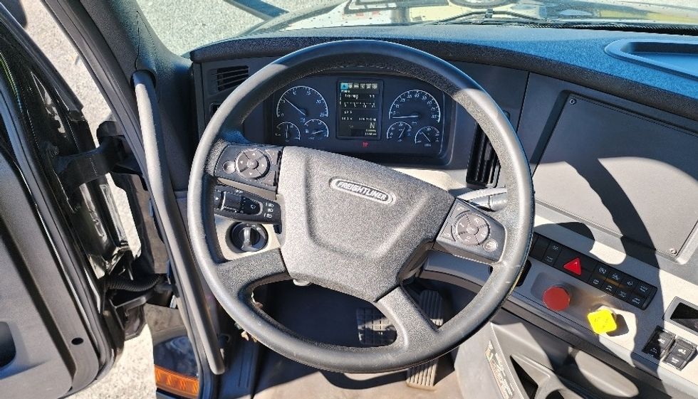 Day Cab Tractor-Heavy Duty Tractors-Freightliner-2019-T12642ST-Ocala-FL-120,951\n\t\tmiles-$ 50,250 - Image 11