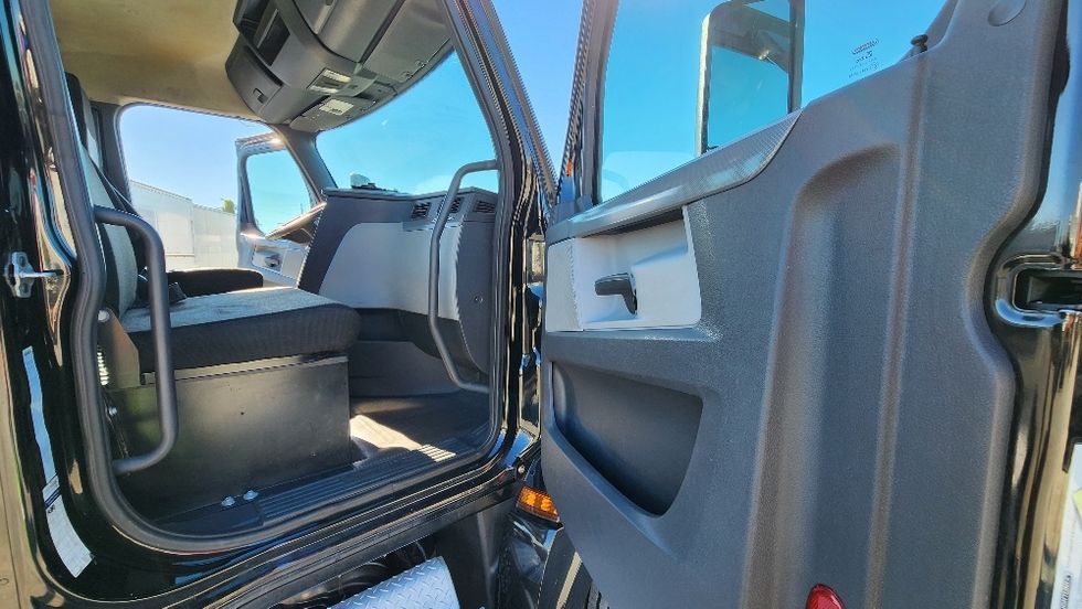 Day Cab Tractor-Heavy Duty Tractors-Freightliner-2019-T12642ST-Ocala-FL-120,951\n\t\tmiles-$ 50,250 - Image 12