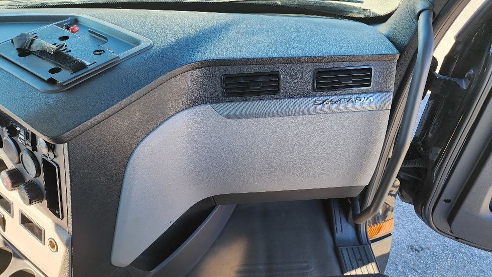 Day Cab Tractor-Heavy Duty Tractors-Freightliner-2019-T12642ST-Ocala-FL-120,951\n\t\tmiles-$ 50,250 - Image 13