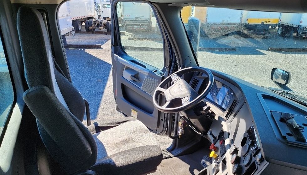 Day Cab Tractor-Heavy Duty Tractors-Freightliner-2019-T12642ST-Ocala-FL-120,951\n\t\tmiles-$ 50,250 - Image 14