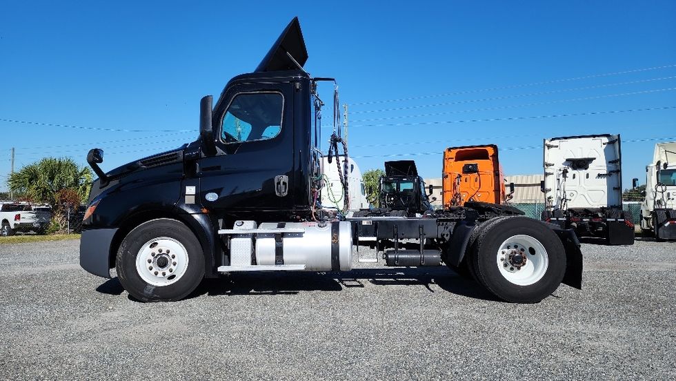 Day Cab Tractor-Heavy Duty Tractors-Freightliner-2019-T12642ST-Ocala-FL-120,951\n\t\tmiles-$ 50,250 - Image 4