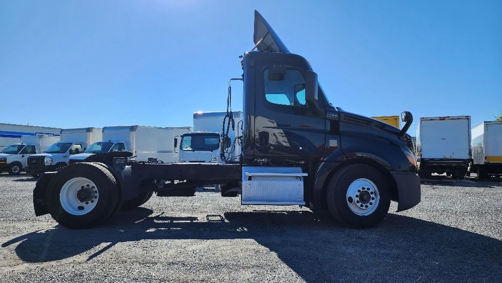 Day Cab Tractor-Heavy Duty Tractors-Freightliner-2019-T12642ST-Ocala-FL-120,951\n\t\tmiles-$ 50,250 - Image 8