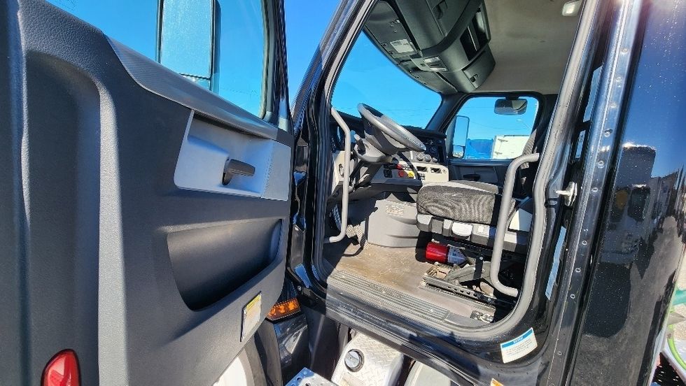 Day Cab Tractor-Heavy Duty Tractors-Freightliner-2019-T12642ST-Ocala-FL-120,951\n\t\tmiles-$ 50,250 - Image 9