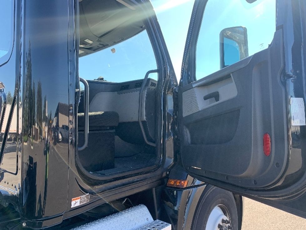 Day Cab Tractor-Heavy Duty Tractors-Freightliner-2019-T12642ST-Ocala-FL-130,546\n\t\tmiles-$ 50,250 - Image 12