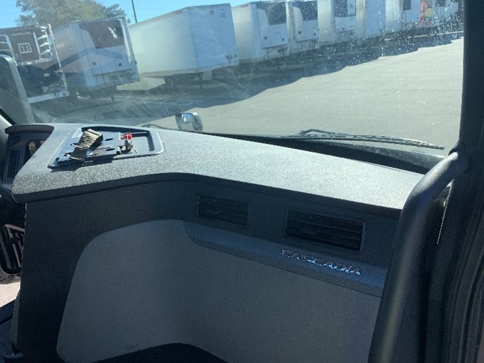 Day Cab Tractor-Heavy Duty Tractors-Freightliner-2019-T12642ST-Ocala-FL-130,546\n\t\tmiles-$ 50,250 - Image 13