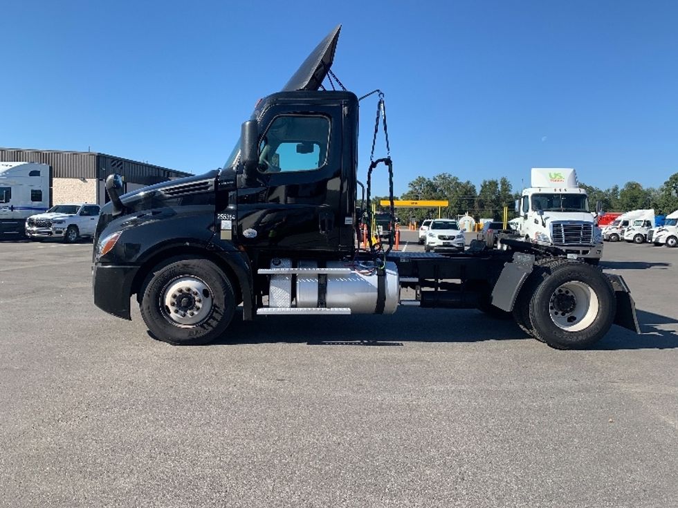 Day Cab Tractor-Heavy Duty Tractors-Freightliner-2019-T12642ST-Ocala-FL-130,546\n\t\tmiles-$ 50,250 - Image 4