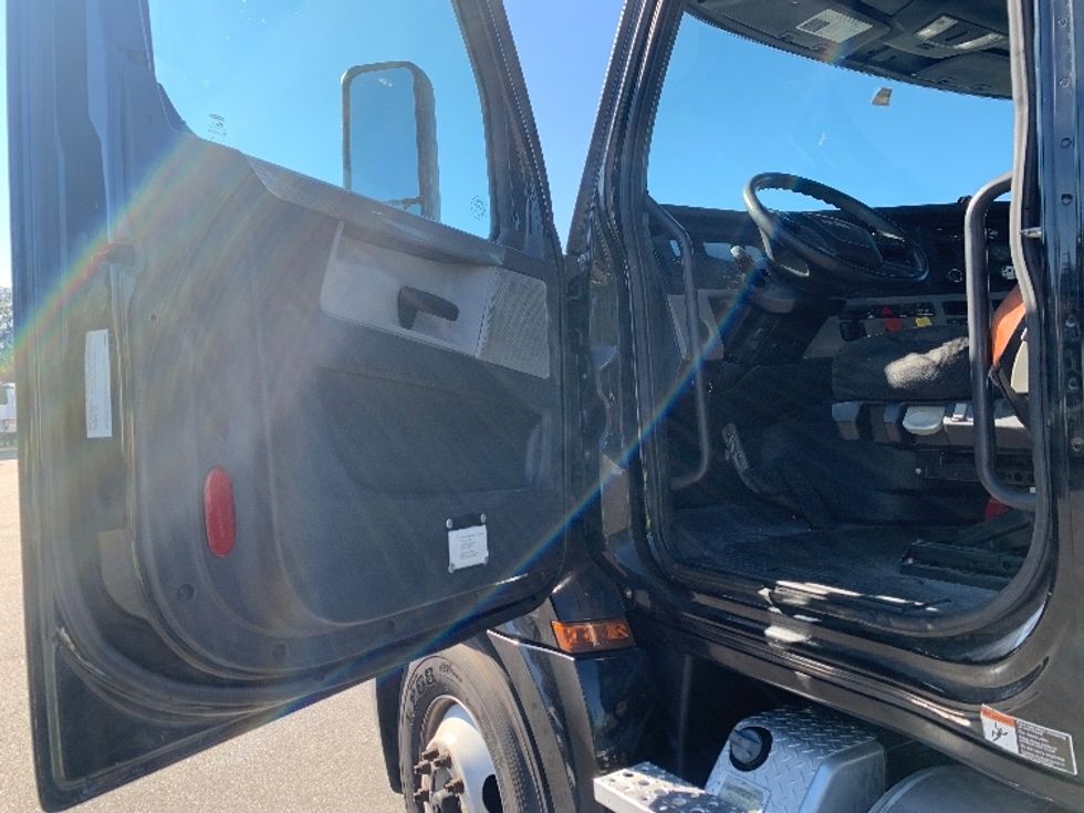 Day Cab Tractor-Heavy Duty Tractors-Freightliner-2019-T12642ST-Ocala-FL-130,546\n\t\tmiles-$ 50,250 - Image 9