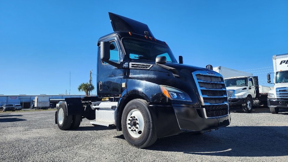 Day Cab Tractor-Heavy Duty Tractors-Freightliner-2019-T12642ST-Ocala-FL-137,940\n\t\tmiles-$ 42,750 - Image 1