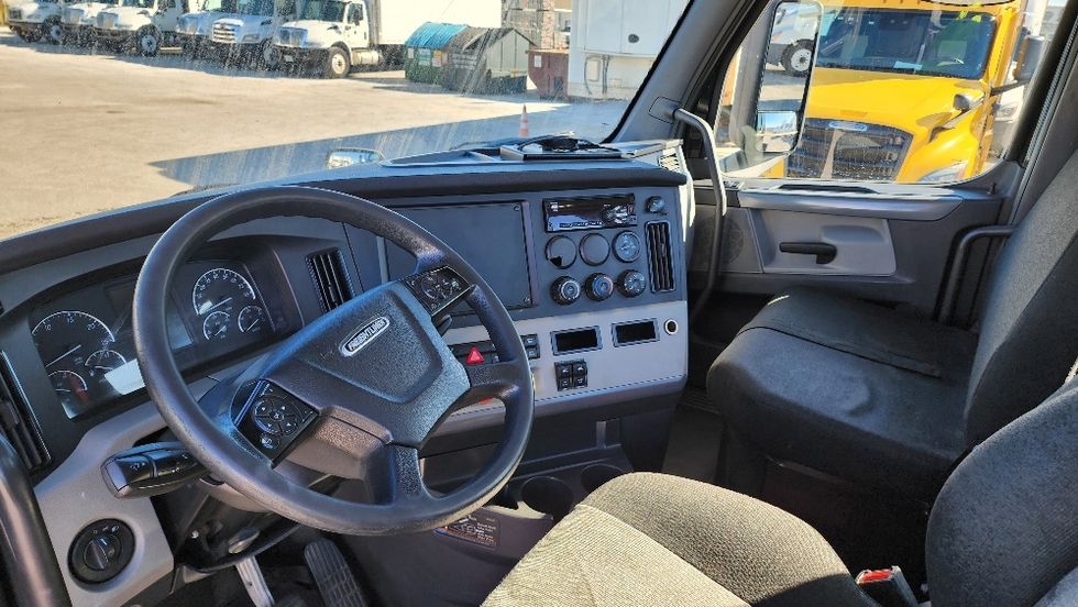 Day Cab Tractor-Heavy Duty Tractors-Freightliner-2019-T12642ST-Ocala-FL-137,940\n\t\tmiles-$ 42,750 - Image 10