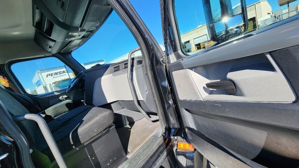 Day Cab Tractor-Heavy Duty Tractors-Freightliner-2019-T12642ST-Ocala-FL-137,940\n\t\tmiles-$ 42,750 - Image 12