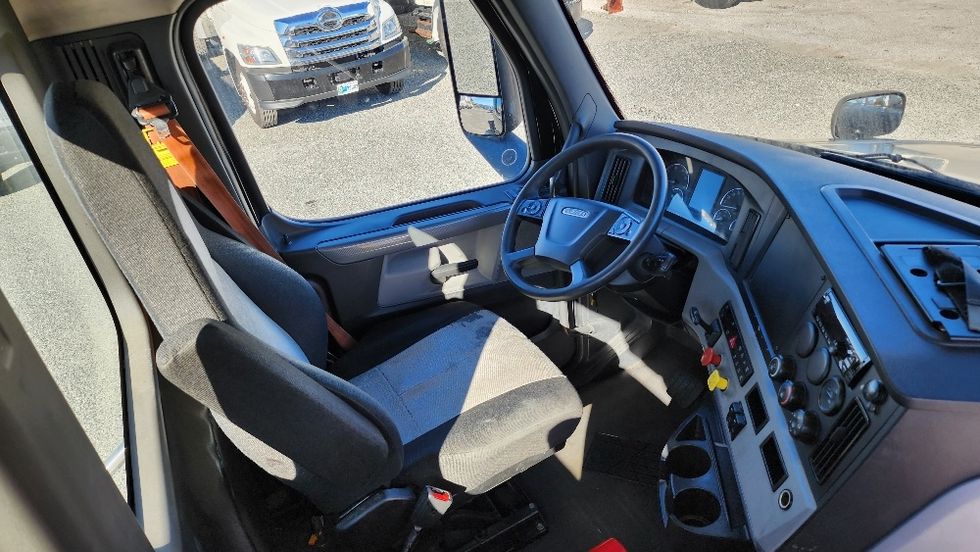 Day Cab Tractor-Heavy Duty Tractors-Freightliner-2019-T12642ST-Ocala-FL-137,940\n\t\tmiles-$ 42,750 - Image 14