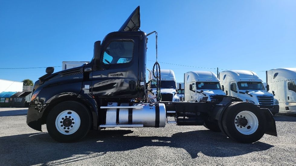 Day Cab Tractor-Heavy Duty Tractors-Freightliner-2019-T12642ST-Ocala-FL-137,940\n\t\tmiles-$ 42,750 - Image 4
