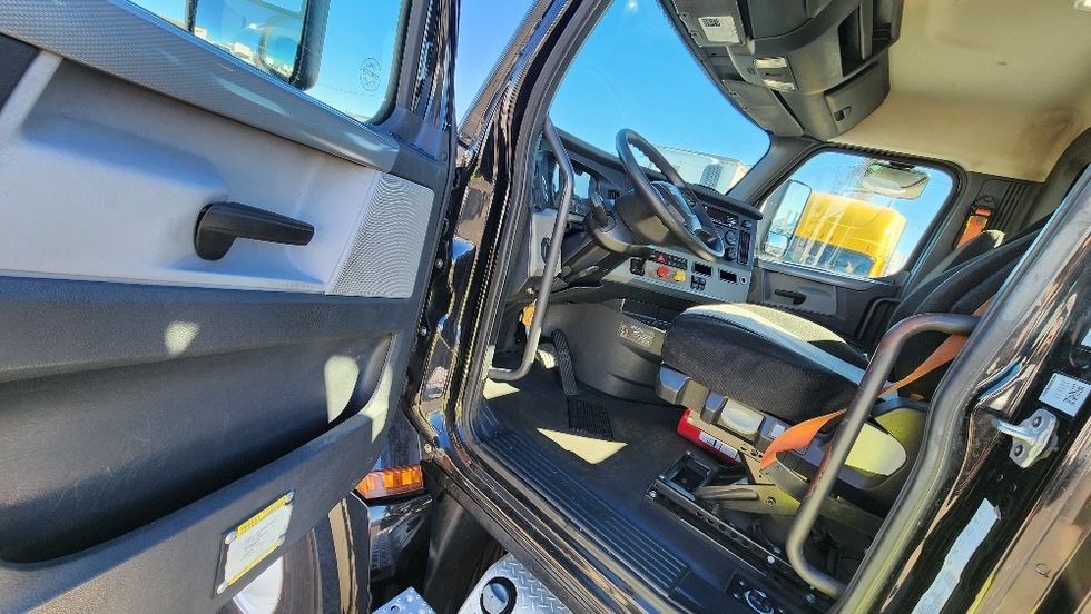 Day Cab Tractor-Heavy Duty Tractors-Freightliner-2019-T12642ST-Ocala-FL-137,940\n\t\tmiles-$ 42,750 - Image 9