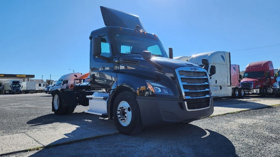 Day Cab Tractor-Heavy Duty Tractors-Freightliner-2019-T12642ST-Ocala-FL-145,905\n\t\tmiles-$ 49,750 - Image 1