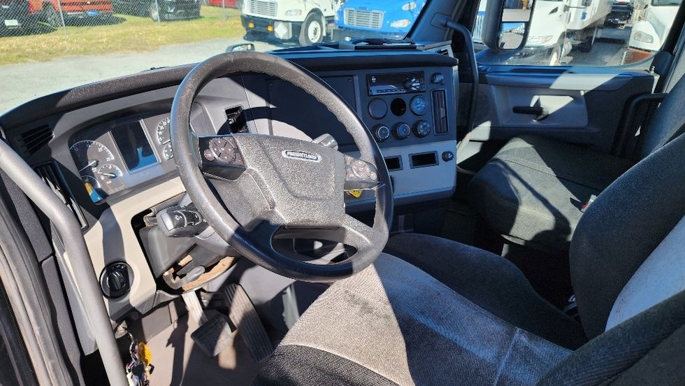 Day Cab Tractor-Heavy Duty Tractors-Freightliner-2019-T12642ST-Ocala-FL-145,905\n\t\tmiles-$ 49,750 - Image 10
