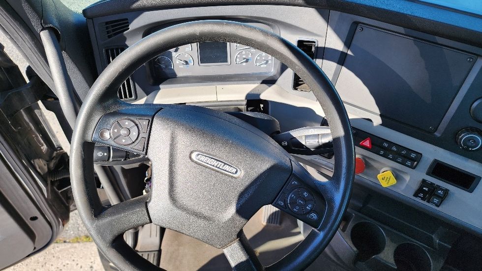 Day Cab Tractor-Heavy Duty Tractors-Freightliner-2019-T12642ST-Ocala-FL-145,905\n\t\tmiles-$ 49,750 - Image 11