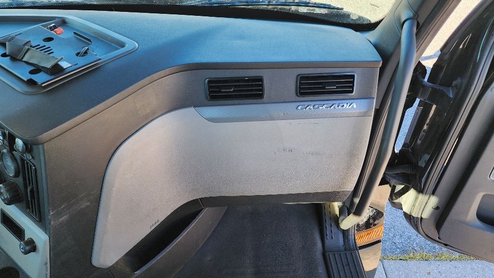 Day Cab Tractor-Heavy Duty Tractors-Freightliner-2019-T12642ST-Ocala-FL-145,905\n\t\tmiles-$ 49,750 - Image 13