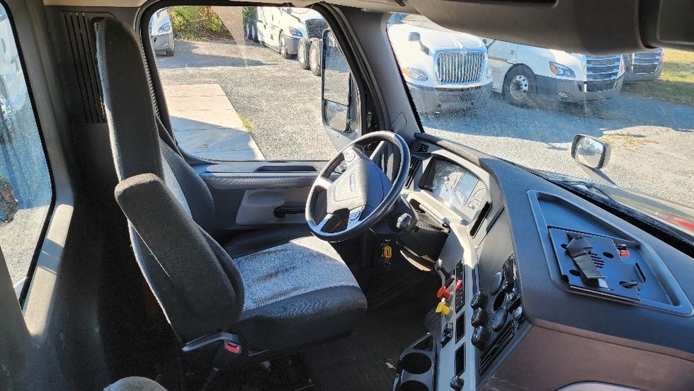 Day Cab Tractor-Heavy Duty Tractors-Freightliner-2019-T12642ST-Ocala-FL-145,905\n\t\tmiles-$ 49,750 - Image 14