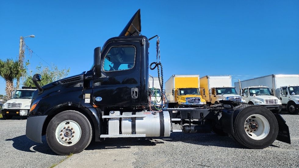 Day Cab Tractor-Heavy Duty Tractors-Freightliner-2019-T12642ST-Ocala-FL-145,905\n\t\tmiles-$ 49,750 - Image 4