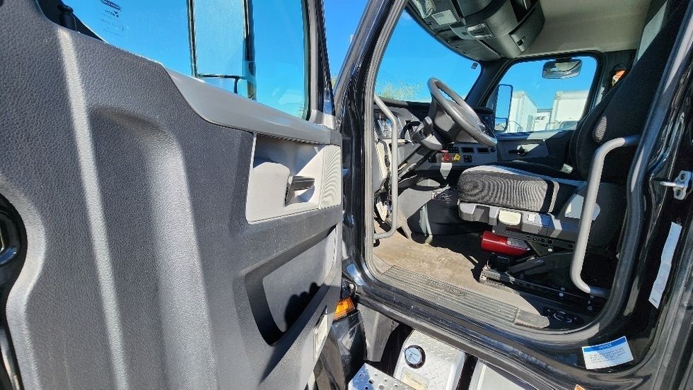 Day Cab Tractor-Heavy Duty Tractors-Freightliner-2019-T12642ST-Ocala-FL-145,905\n\t\tmiles-$ 49,750 - Image 9