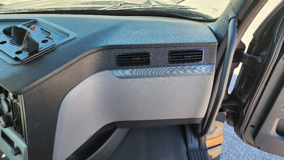 Day Cab Tractor-Heavy Duty Tractors-Freightliner-2019-T12642ST-Ocala-FL-146,736\n\t\tmiles-$ 49,750 - Image 13