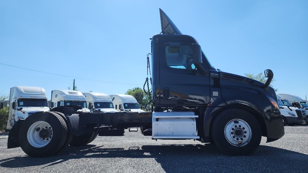 Day Cab Tractor-Heavy Duty Tractors-Freightliner-2019-T12642ST-Ocala-FL-146,736\n\t\tmiles-$ 49,750 - Image 8
