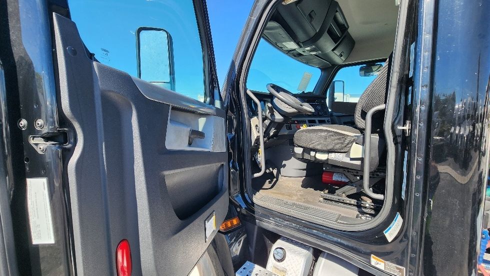 Day Cab Tractor-Heavy Duty Tractors-Freightliner-2019-T12642ST-Ocala-FL-146,736\n\t\tmiles-$ 49,750 - Image 9