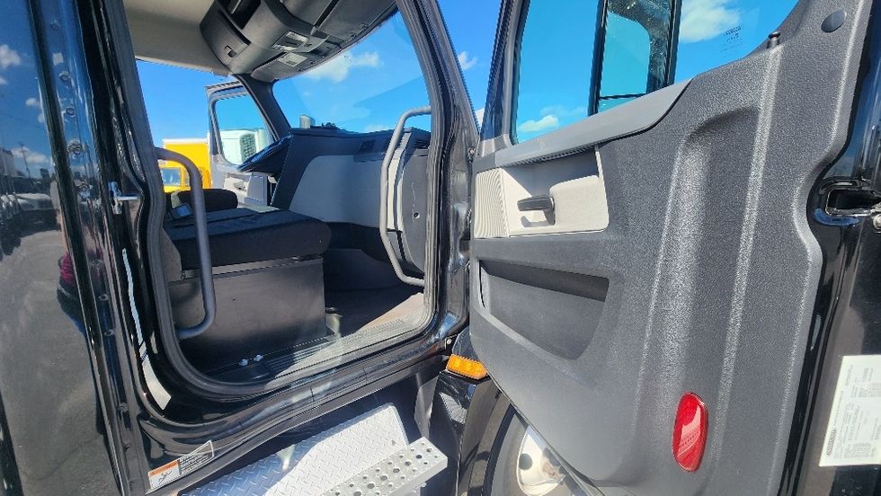 Day Cab Tractor-Heavy Duty Tractors-Freightliner-2019-T12642ST-Ocala-FL-154,820\n\t\tmiles-$ 49,250 - Image 12