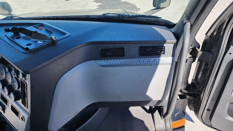 Day Cab Tractor-Heavy Duty Tractors-Freightliner-2019-T12642ST-Ocala-FL-154,820\n\t\tmiles-$ 49,250 - Image 13