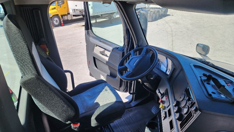 Day Cab Tractor-Heavy Duty Tractors-Freightliner-2019-T12642ST-Ocala-FL-154,820\n\t\tmiles-$ 49,250 - Image 16