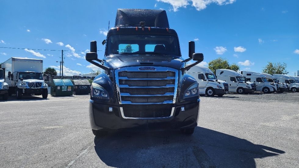 Day Cab Tractor-Heavy Duty Tractors-Freightliner-2019-T12642ST-Ocala-FL-154,820\n\t\tmiles-$ 49,250 - Image 2