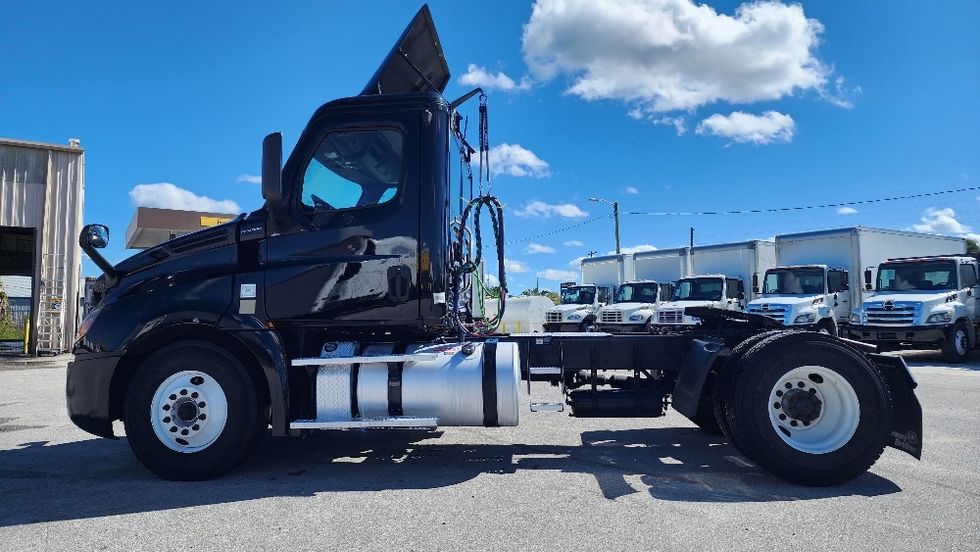 Day Cab Tractor-Heavy Duty Tractors-Freightliner-2019-T12642ST-Ocala-FL-154,820\n\t\tmiles-$ 49,250 - Image 4