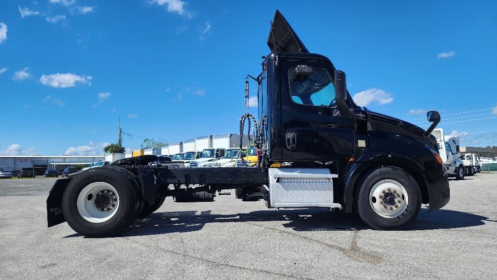 Day Cab Tractor-Heavy Duty Tractors-Freightliner-2019-T12642ST-Ocala-FL-154,820\n\t\tmiles-$ 49,250 - Image 8