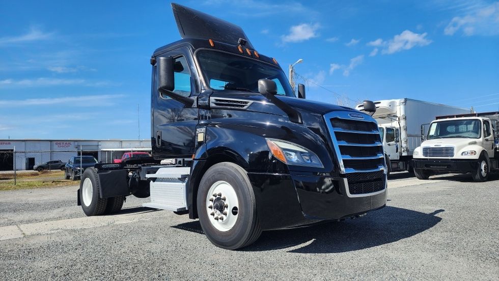 Day Cab Tractor-Heavy Duty Tractors-Freightliner-2019-T12642ST-Ocala-FL-156,904\n\t\tmiles-$ 42,750 - Image 1