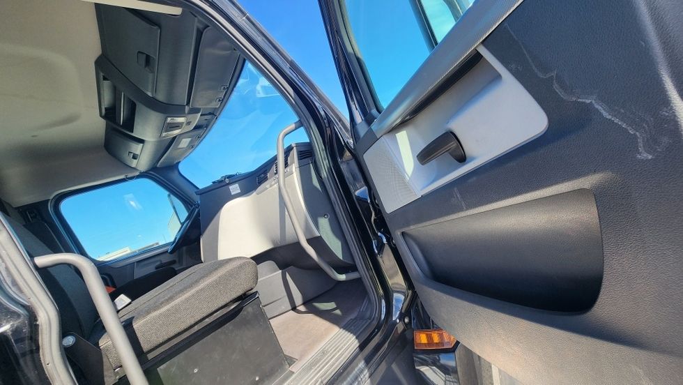 Day Cab Tractor-Heavy Duty Tractors-Freightliner-2019-T12642ST-Ocala-FL-156,904\n\t\tmiles-$ 42,750 - Image 12