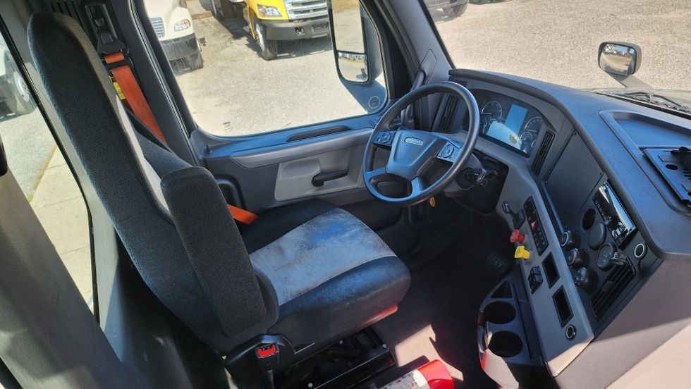 Day Cab Tractor-Heavy Duty Tractors-Freightliner-2019-T12642ST-Ocala-FL-156,904\n\t\tmiles-$ 42,750 - Image 14